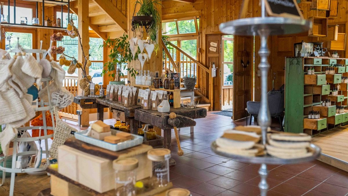 Der Laden der Woidsiederei in Theresienthal mit Holzregalen und Naturseifen
